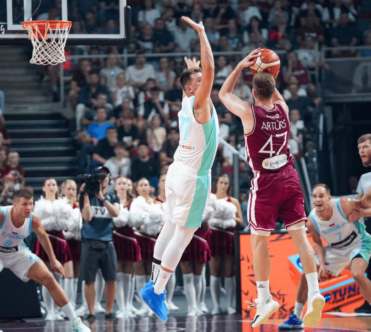 开云体育直播-菲律宾男篮强势西班牙男篮，波尔津吉斯统治全场的简单介绍