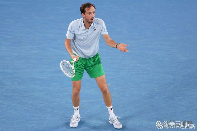 意大利网球队轻取日本网球队，梅德韦杰夫完成帽子戏法