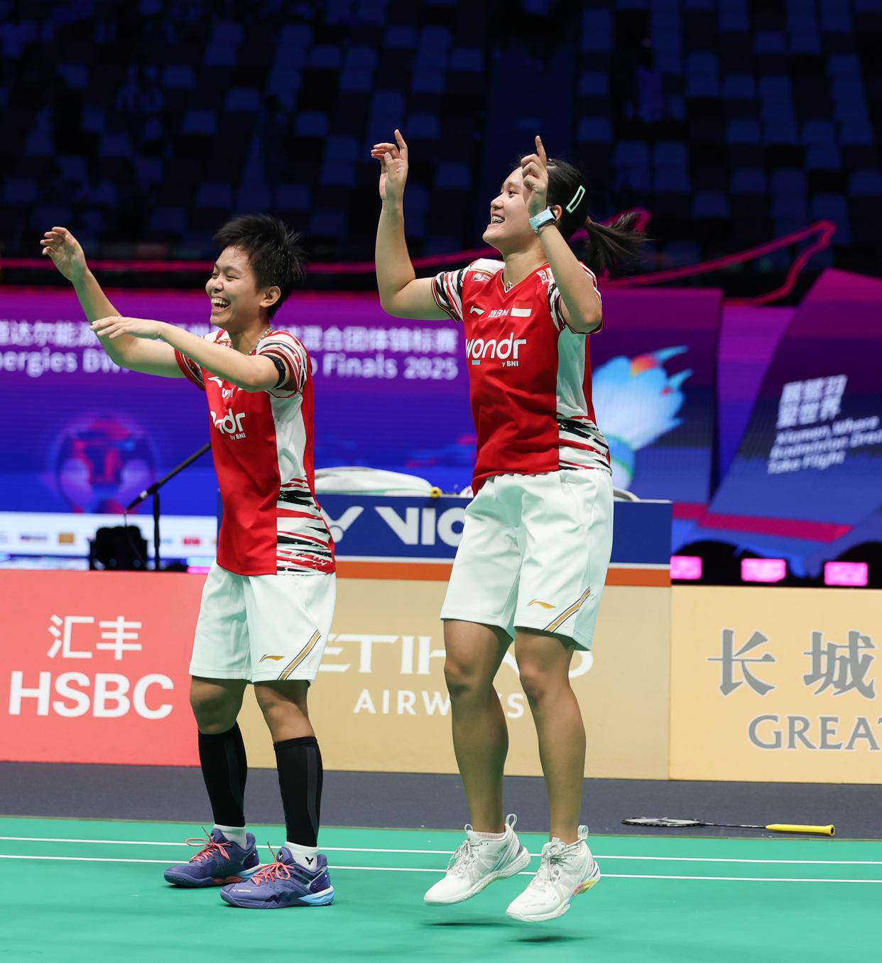 印尼羽毛球队横扫泰国羽毛球队，林丹三分雨点燃全场