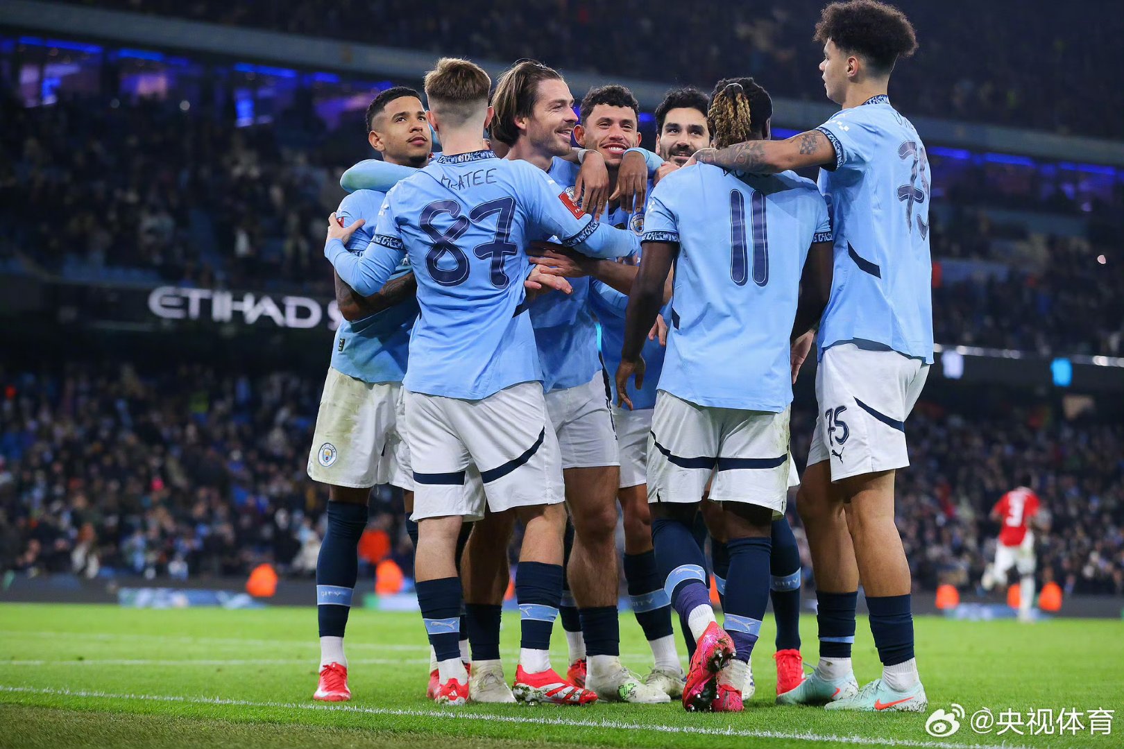 包含曼城球队全力备战下一场比赛，瞄准胜利的词条