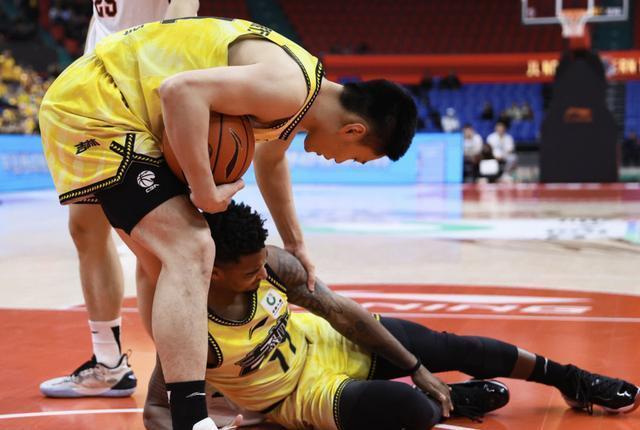 包含吉林男篮客场失利，仍需努力的词条