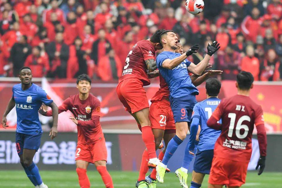 关于上港队在比赛中取得领先优势，最终稳定胜利的信息